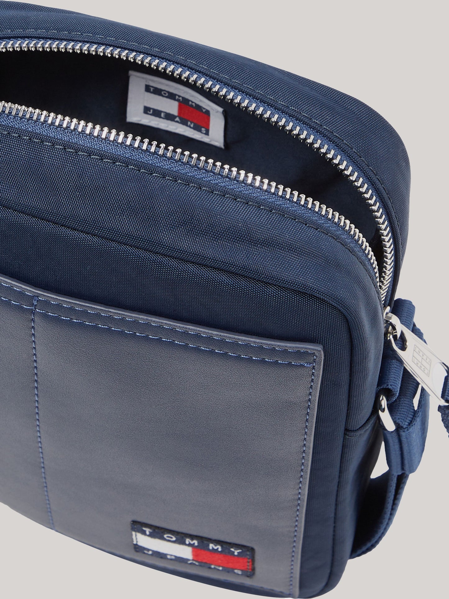 Tommy Jeans Logo Badge Reporter Bag taška