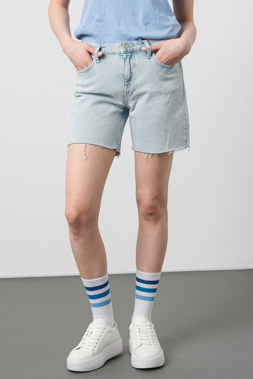 Tommy Jeans dámske džínsové šortky Maddie svetlomodré s franjúrovanými okrajmi