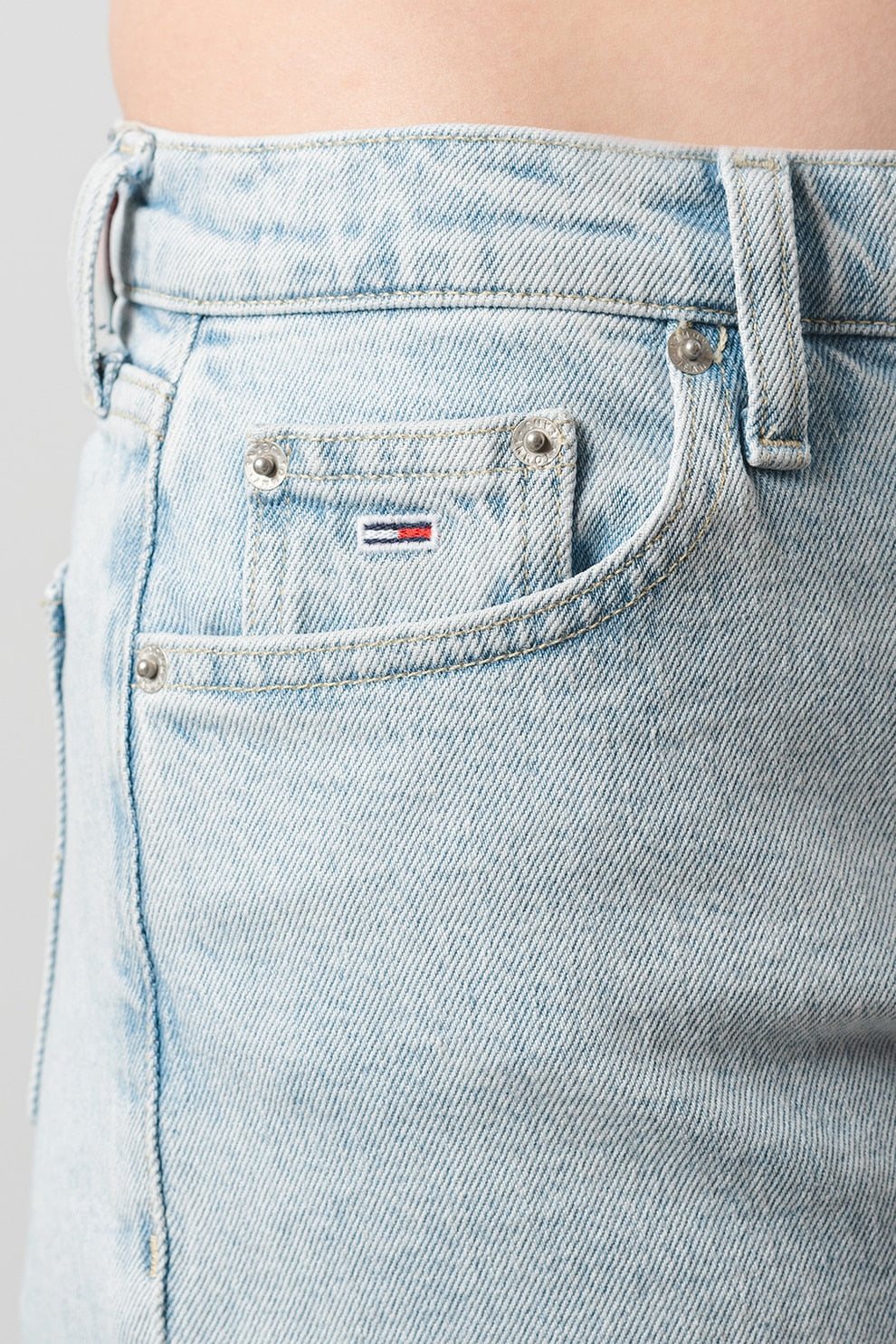 Tommy Jeans dámske džínsové šortky Maddie svetlomodré s franjúrovanými okrajmi