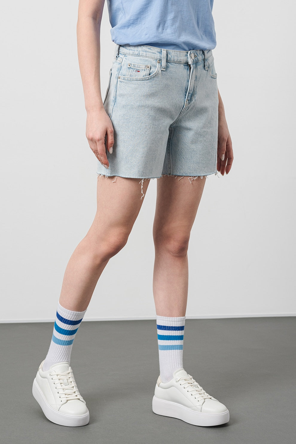 Tommy Jeans dámske džínsové šortky Maddie svetlomodré s franjúrovanými okrajmi