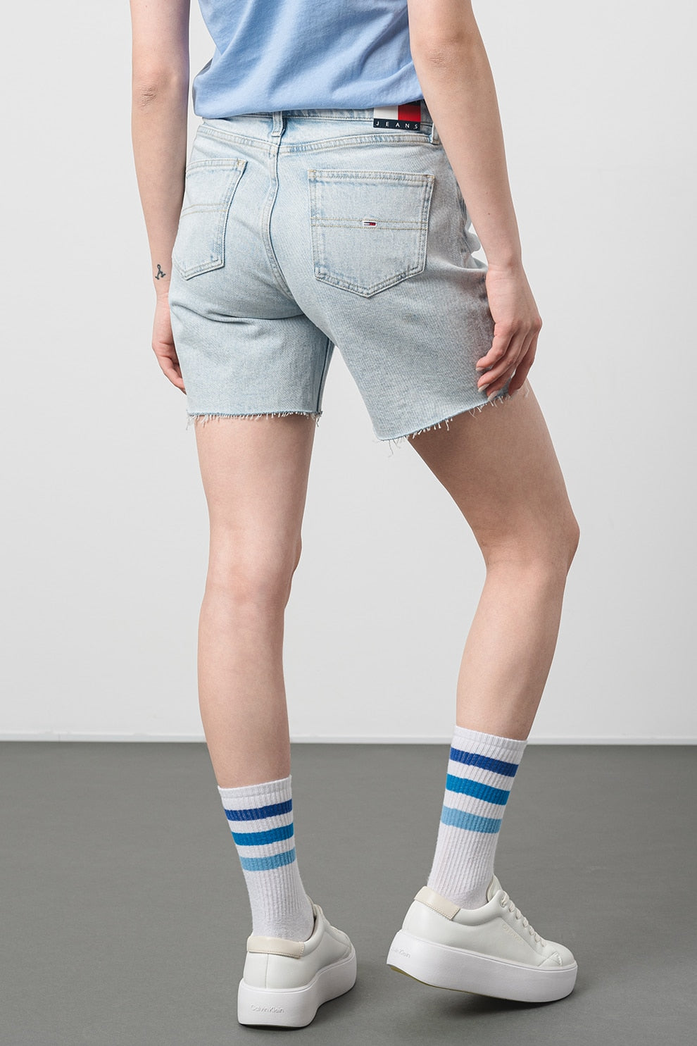 Tommy Jeans dámske džínsové šortky Maddie svetlomodré s franjúrovanými okrajmi