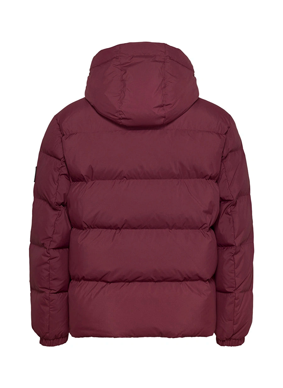 Tommy Jeans pánska bunda prešívaná s kapucňou - vínová