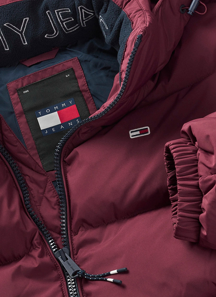 Tommy Jeans pánska bunda prešívaná s kapucňou - vínová