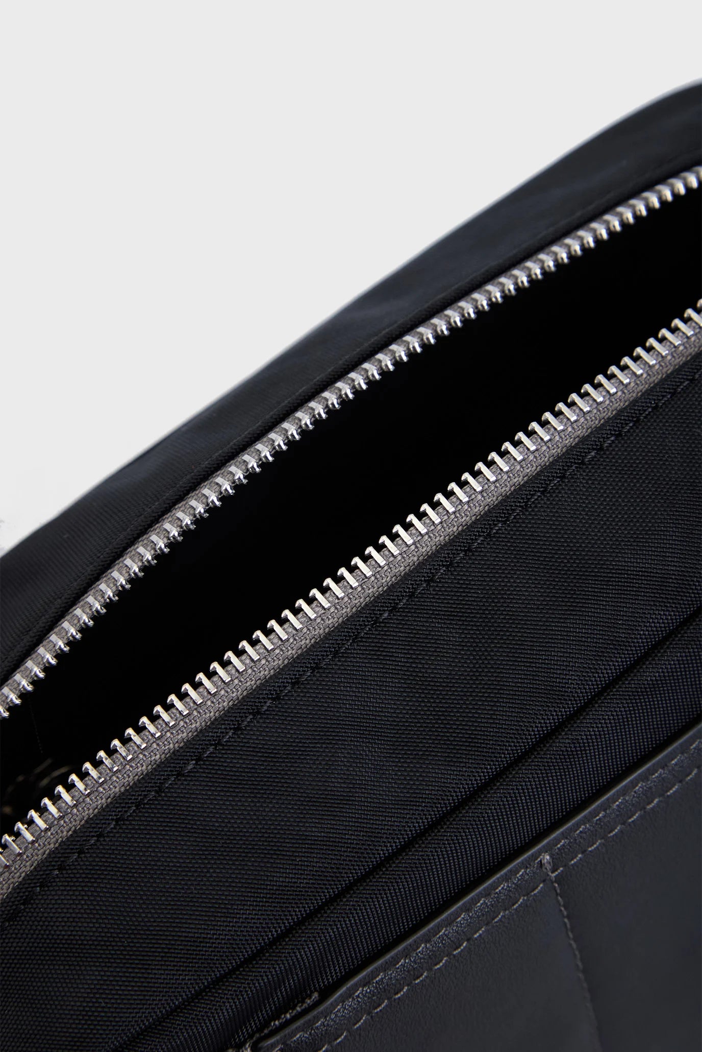 Tommy Jeans pánska taška TJM Surplus Camera Bag čierna