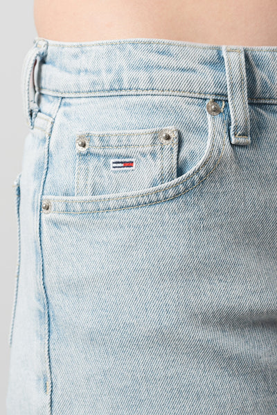 Tommy Jeans dámske džínsové šortky Maddie svetlomodré s franjúrovanými okrajmi